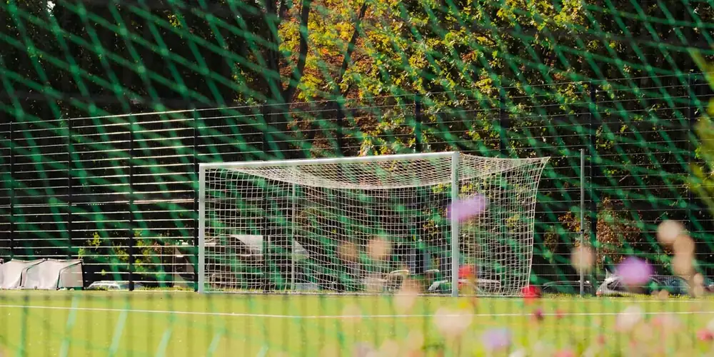 Kickers 1916 – fotografische Perspektive 2 auf Fußballfeld, Tornetze und Spielfeldlinien