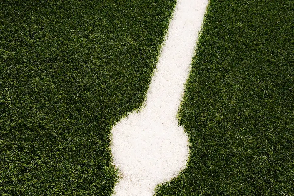 Kickers 1916 – fotografische Perspektive 7 auf Fußballfeld, Tornetze und Spielfeldlinien